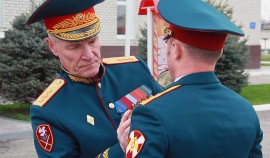 Командующий Северо-Кавказским округом Росгвардии вручил Боевое знамя артиллерийскому полку