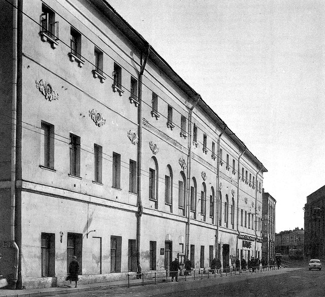 В 1703 году  2 мая в России открылась первая гимназия. 