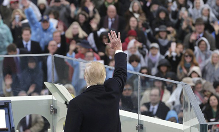 Трампа приветствовали на параде российским флагом