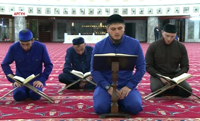 В честь Дня памяти и скорби во всех мечетях Чечни богословы круглосуточно читали Коран