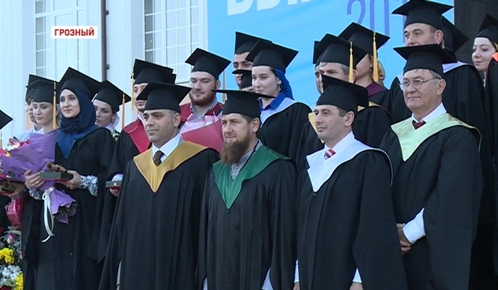 Рамзан Кадыров вручил дипломы выпускникам ЧГУ