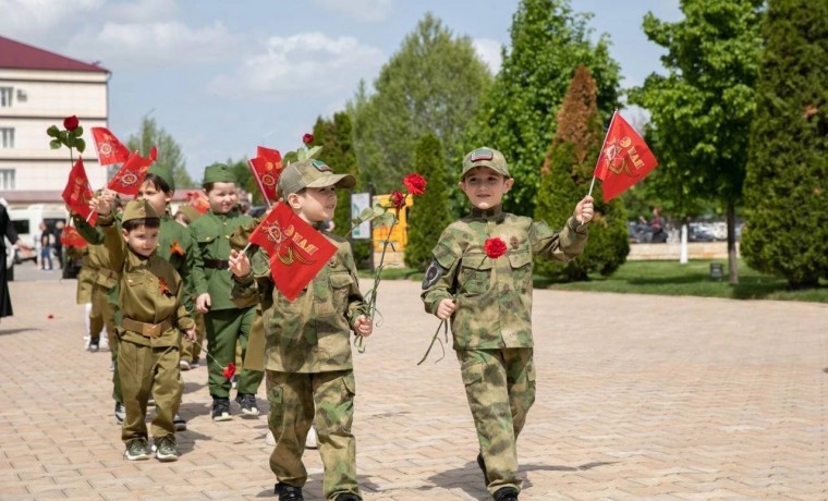 Внуки Первого Президента ЧР Ахмата-Хаджи Кадырова приняли участие в церемонии возложения цветов