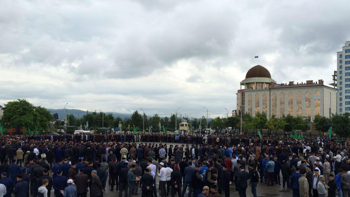 Тысячи мюридов совершили зикр в центре Грозного