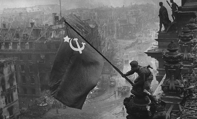 Ровно 71 год назад Советские солдаты водрузили Знамя Победы над рейхстагом в Берлине
