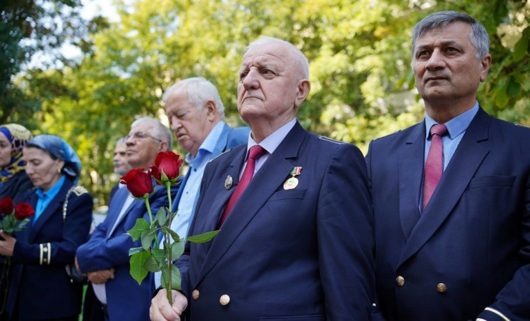 В Грозном состоялось открытие мемориальной доски имени профессора Саламбека Хаджиева