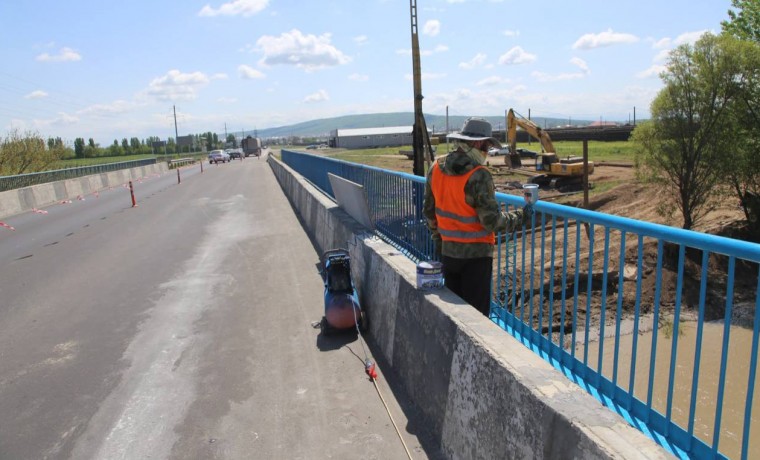 В Гудермесском районе ЧР в рамках нацпроекта ремонтируют мост через реку Сунжа