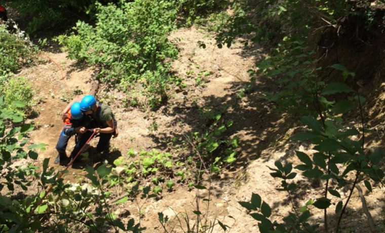 В горах Чечни спасатели помогли трем подросткам выбраться из расщелины между скалами
