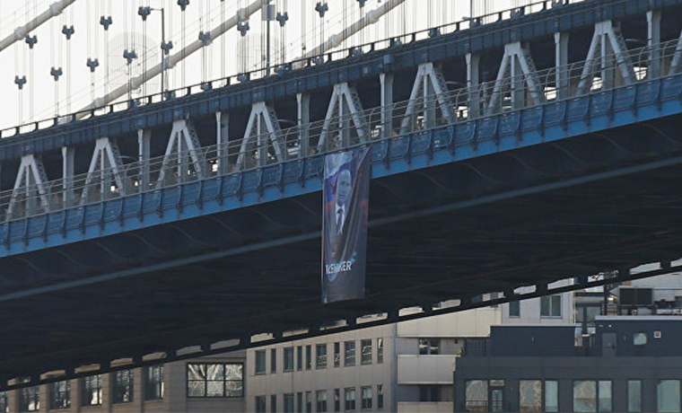 Огромный портрет Путина с подписью &quot;миротворец&quot; украсил мост Нью-Йорка
