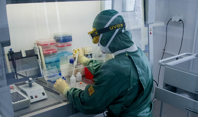 Число случаев заражения коронавирусом в России выросло на 8 894 за сутки