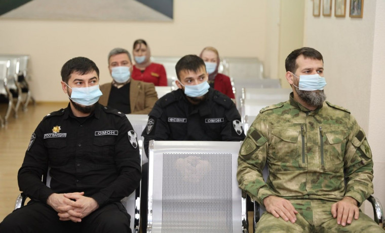 В Грозном росгвардейцы приняли участие в мероприятии ко Дню Неизвестного солдата