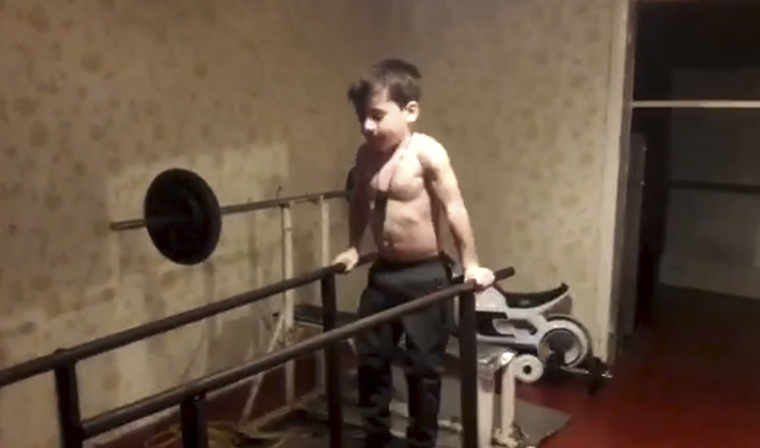 Чеченский маленький. Самый сильный мальчик в мире Рахим Куриев. Рахим Куриев 2022. Рахим Зелимханович Куриев. Мировой рекорд по брусьям.