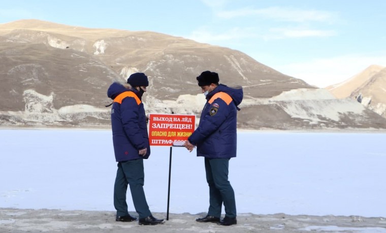Сотрудники МЧС замерили толщину льда на озере Кезеной-Ам