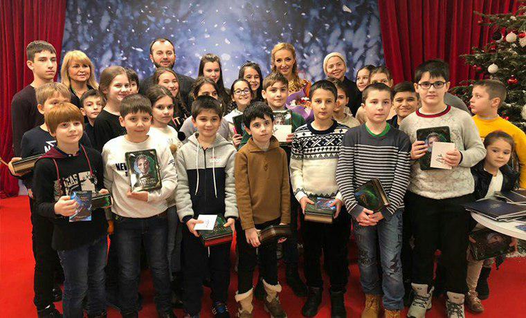 Известная российская фигуристка Татьяна Навка оплатила поездку чеченских школьников на ледовое шоу в Москве
