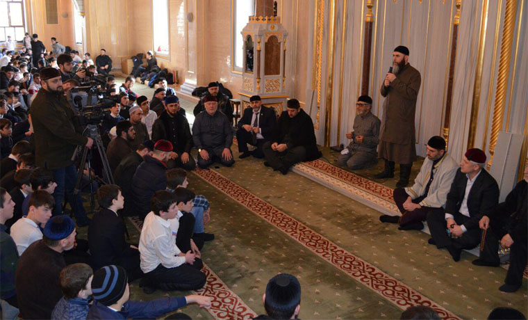 В  &quot;Сердце Чечни&quot;  после обеденного намаза состоялась встреча богословов с педагогами и учениками школ 