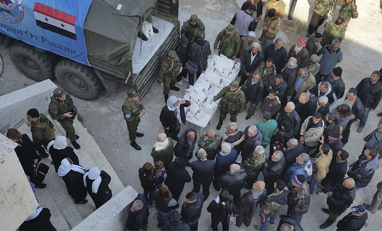 Российские военные передали 1,7 т помощи жителям деревни в сирийской Латакии
