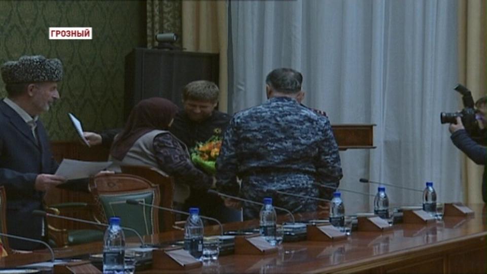 Р.Кадыров вручил жилищные сертификаты семьям погибших сотрудников правоохранительных органов