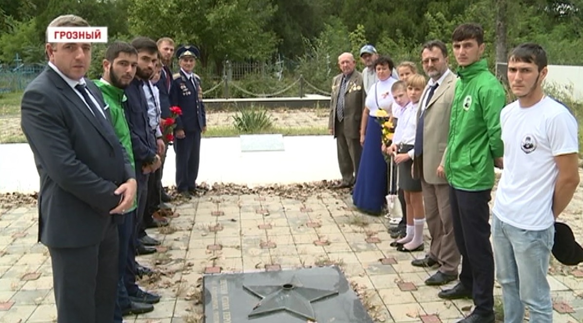 На одной из братских могил Грозного установили мемориальную табличку безымянному солдату
