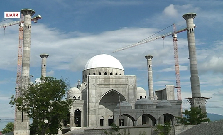 Несмотря на Рамадан, строители продолжают возведение мечети в Шали 