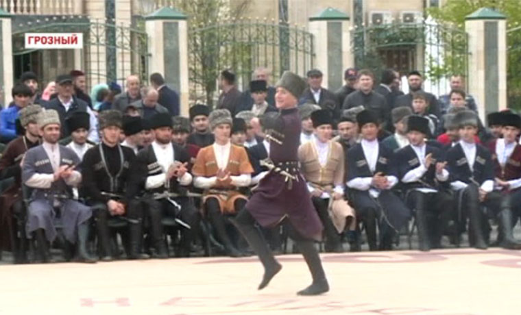 В День мира на центральной площади Грозного развернулся праздник народной хореографии