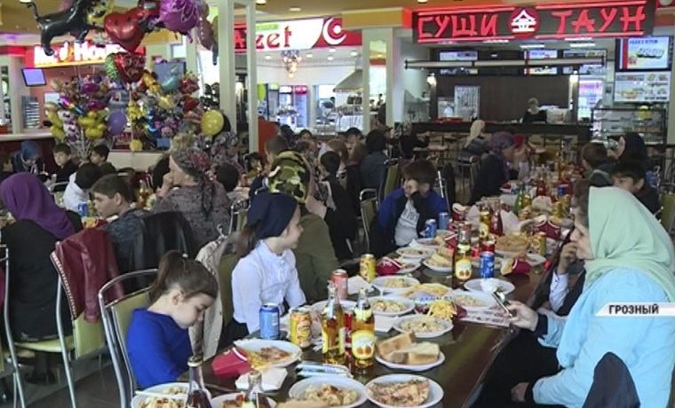 Фонд Кадырова организовал благотворительную акцию для детей ко Дню Ашура