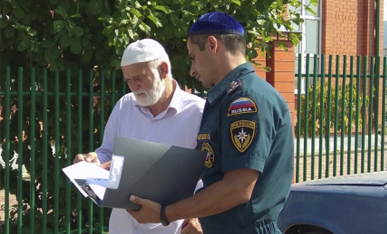Сотрудники МЧС провели с жителями Чечни инструктажи о противопожарных мерах в жилых домах