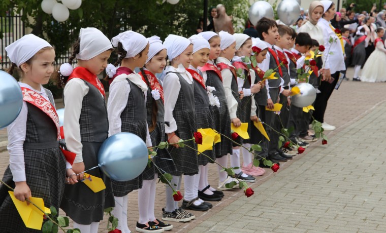 Депутаты «Единой России» поздравили чеченских выпускников с окончанием школы