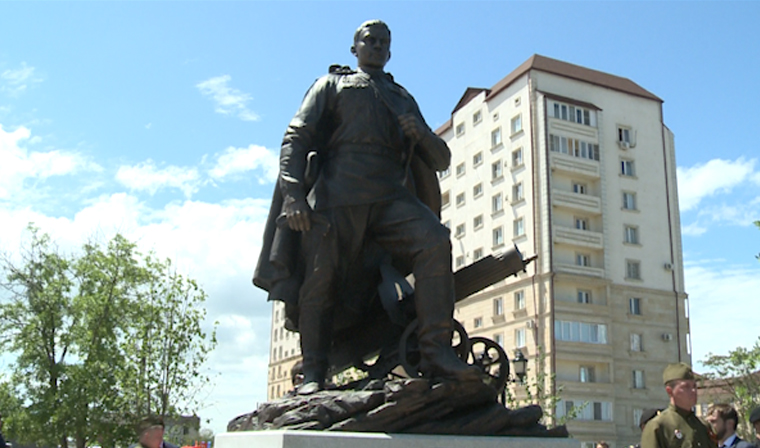 В центре Грозного открыт памятник Герою Советского Союза Ханпаше Нурадилову 