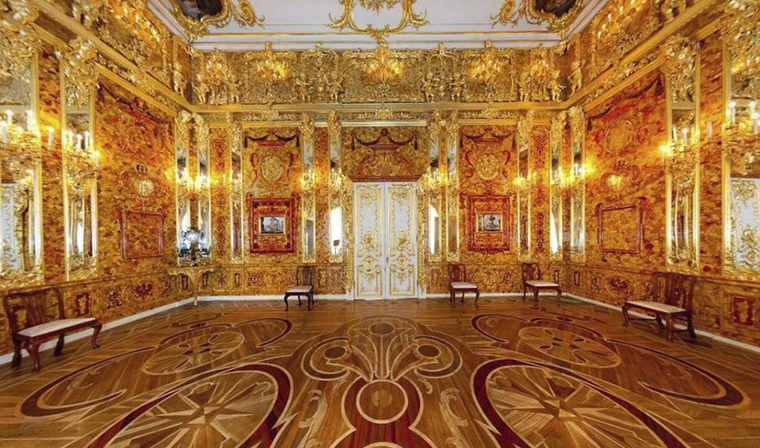 31 мая в 2003 году состоялось открытие воссозданной Янтарной комнаты в Екатерининском дворце 