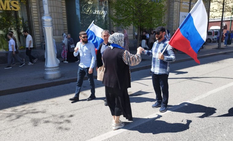Партийцы «Единой России» раздали ленты с государственной символикой жителям и гостям Грозного