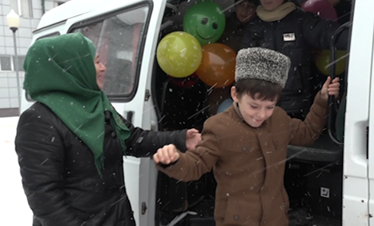 Проект ЧГТРК «Грозный» «Могуш Маьрша» получил новый автобус в подарок от фонда Кадырова  