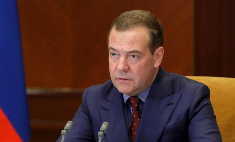 Медведев: сеть биолабораторий на Украине представляет угрозу