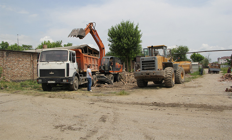 В Грозном начались работы по сносу аварийного жилья