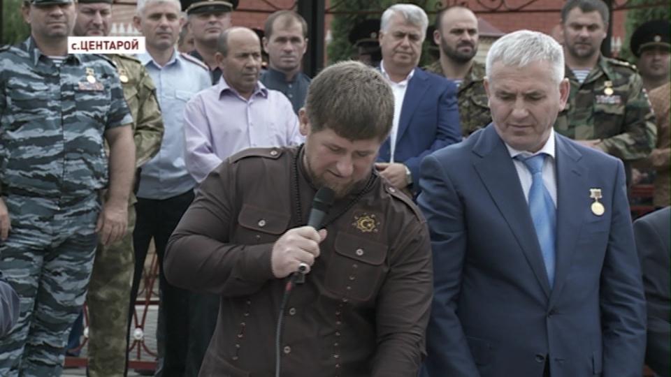 Р.Кадыров посетил торжественную линейку в родной Центароевской школе 
