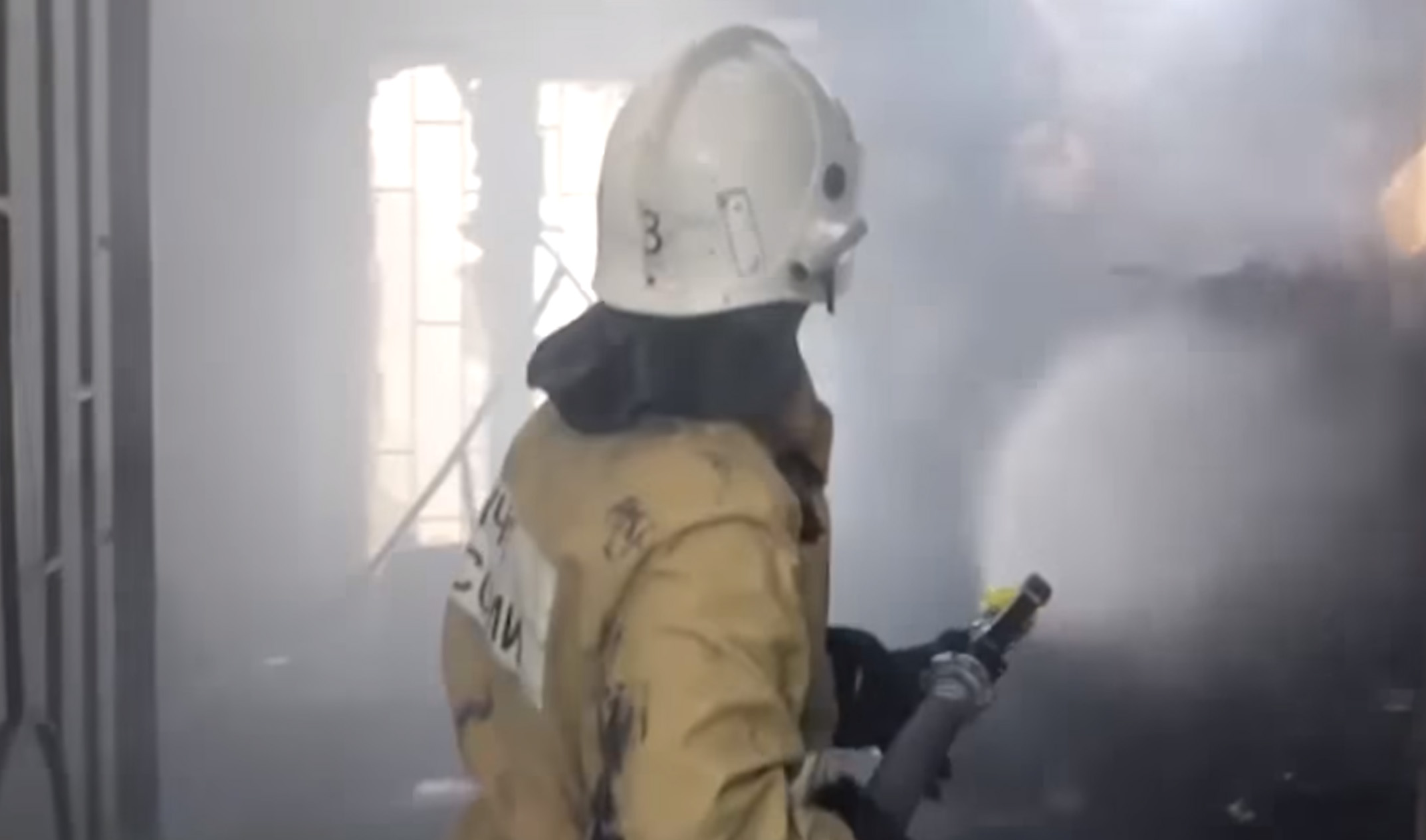 В Грозном потушили пожар в офисном двухэтажном здании