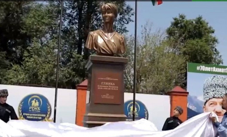 Памятник доктору Лизе открыли у детской больницы в Грозном