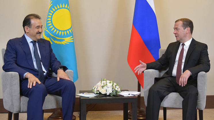 Медведев: РФ и Казахстан должны восполнить пробелы, связанные с падением товарооборота
