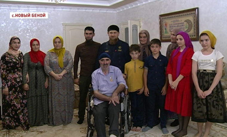 Рамзан Кадыров навестил бывшего сотрудника полиции Саламу Тибигова