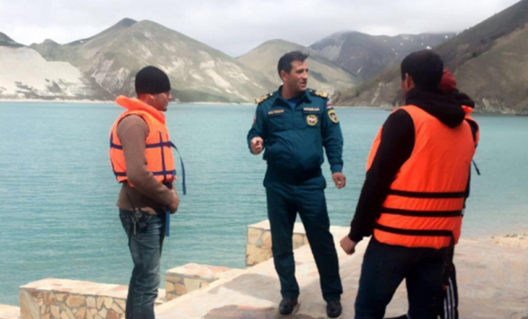 Чеченские спасатели проверяют места массового отдыха людей на водных объектах