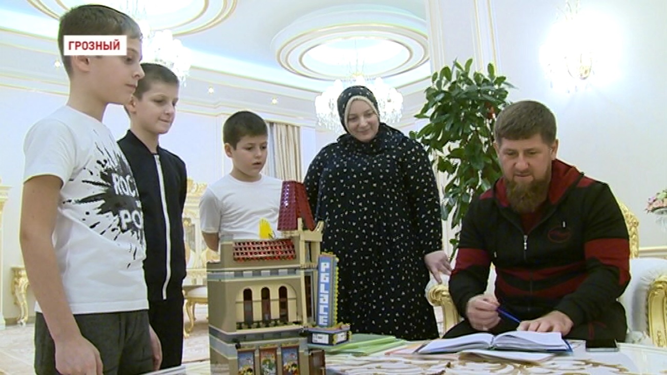 Рамзан Кадыров проверил дневники сыновей