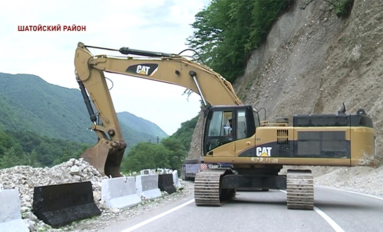 Министр автодорог Чечни проинспектировал ход аварийно-восстановительных работ в Шатойском районе