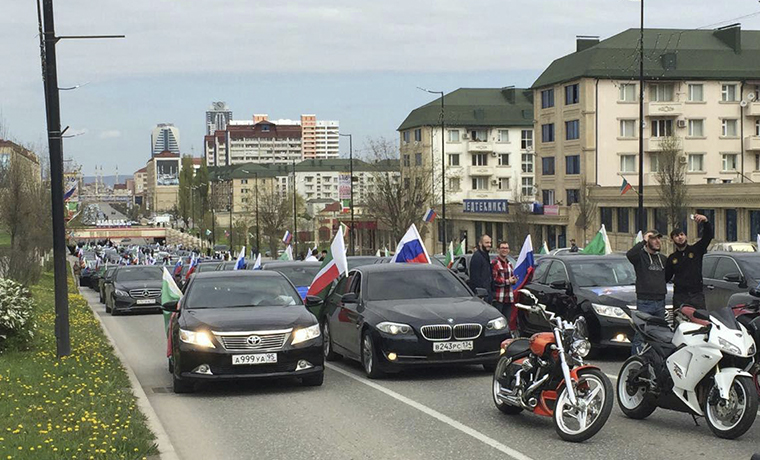В Чечне проходит крупный автопробег, посвященный Дню отмены КТО