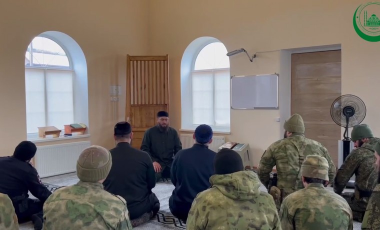 Представители ДУМ ЧР продолжают работу с чеченскими военнослужащими в зоне СВО