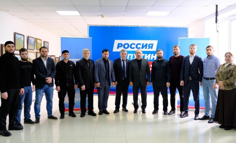 Избирательный штаб ЧР кандидата в Президенты РФ Владимира Путина в Грозном посетил Валерий Газзаев