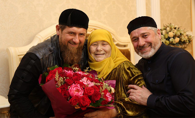 Рамзан Кадыров наградил медалью «Ненан Сий – Материнская Слава» Розу Геремееву