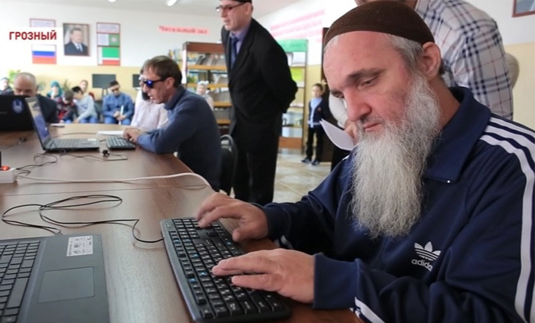 В Грозном прошел турнир по пользованию компьютером между тотальными слепыми