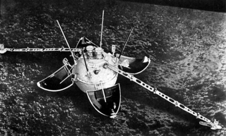 3 февраля в 1966 году советская станция «Луна-9» впервые в мире осуществила мягкую посадку на Луну