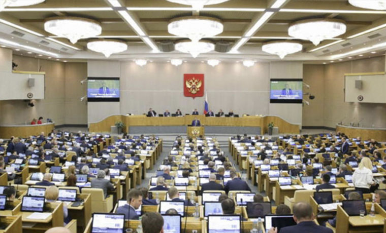 В Госдуме предложили штрафовать за парковку на газонах
