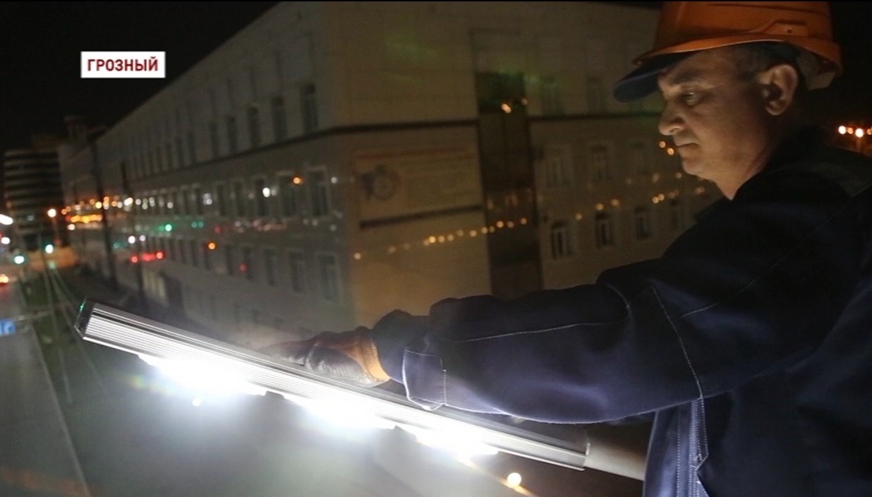 Мэрия Грозного совместно с «Грозэлектросетями» начала сборку собственных светодиодных прожекторов 