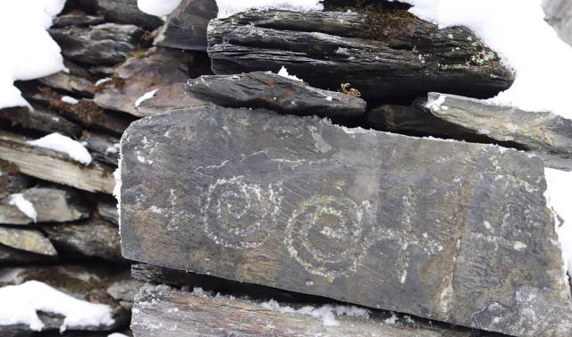В ЧР в окрестностях замкового комплекса Дакан-Чу нашли ранее неизвестный петроглиф