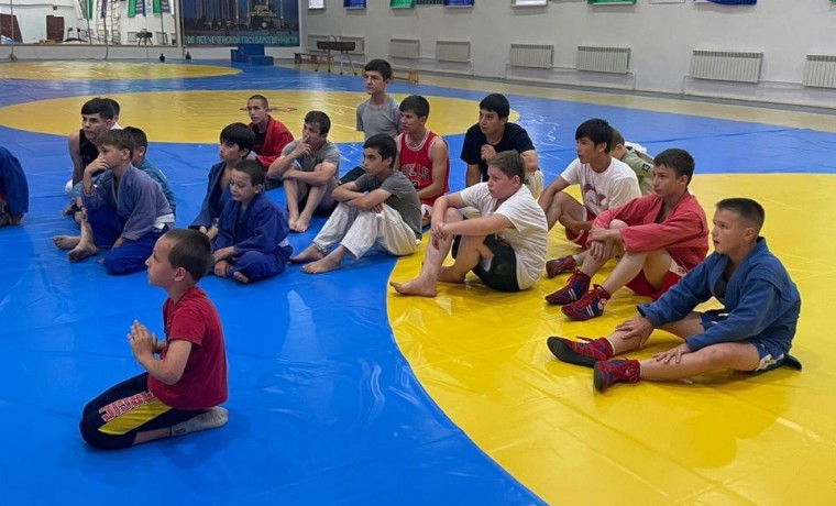 В Шали состоялся мастер-класс по самбо для начинающих спортсменов